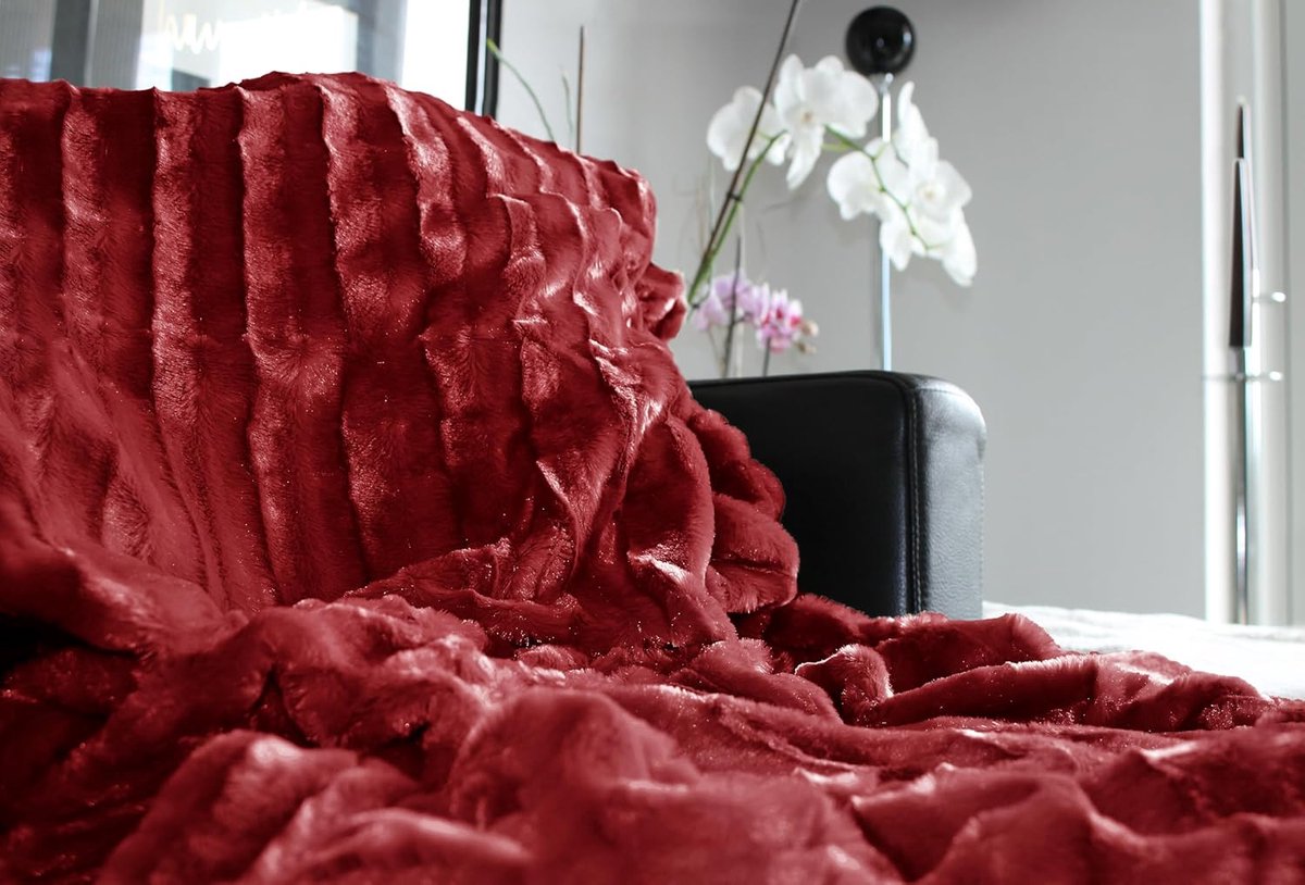 SnelShoppen - Double Sided Faux Fur Oversized Wrap Blanket - 150x200 cm - Ruby Red - Luxe Zachte Kunstbont Dekentje voor Thuis, Kamers, Feesten en Bui