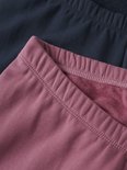 Close-up van de tailleband van een roze en donkerblauwe legging met fleece voering.