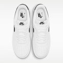 Bovenaanzicht van een paar witte sneakers van generfd leer met zwarte logo's en veters.