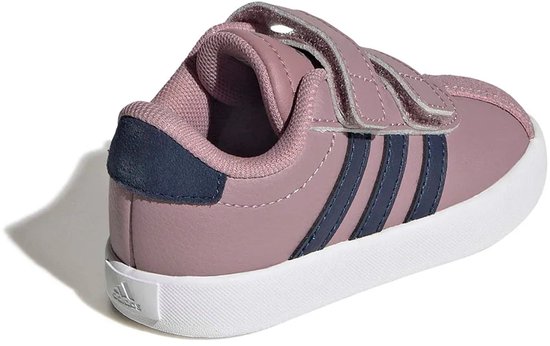 Roze Adidas sneaker met klittenbandsluiting, donkerblauwe strepen en witte zool.