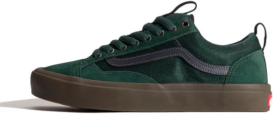 Groene Vans Old Skool sneaker met een donkerbruine zool en een donkergrijs Vans-logo op de zijkant.