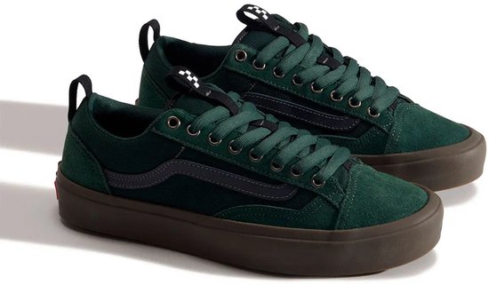 Paar groene Vans Old Skool sneakers met donkerbruine zolen en donkergrijs Vans-logo op de zijkant.
