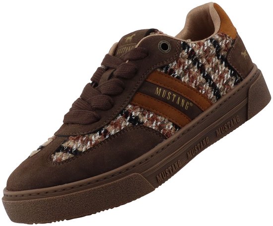 Bruine Mustang sneaker met ruitpatroon in beige, bruin en zwart. Twee oranje strepen op de zijkant met Mustang logo.
