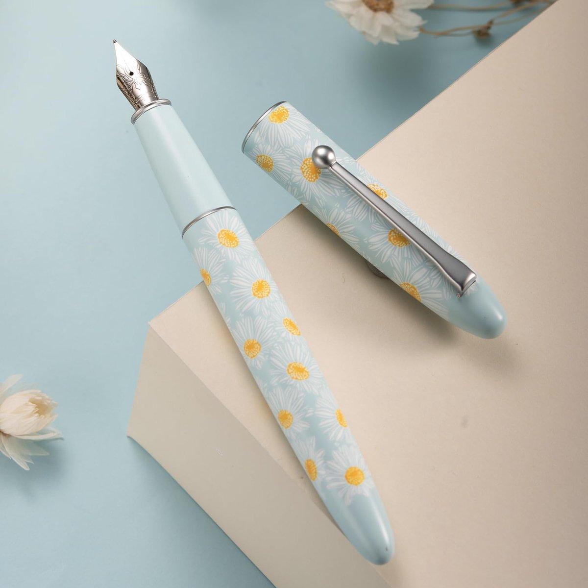 SnelShoppen - Luxe Vulpen met Ijzeren Extra Fijn Zacht Nib, Lichtblauw met Kleine Margriet Schildering, Ideaal voor Schrijven en Cadeaus in Metaal Doo