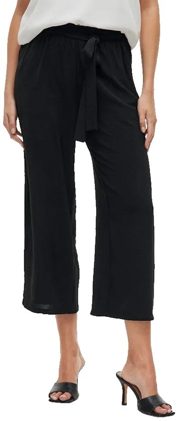 Zwarte culotte broek met strikceintuur, gedragen door een model.