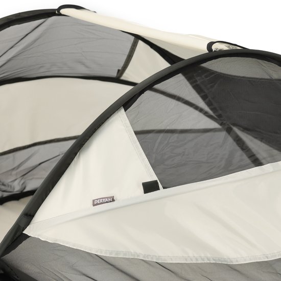 Detail van het Deryan Baby Luxe campingbedje met crème stof en zwart gaas.