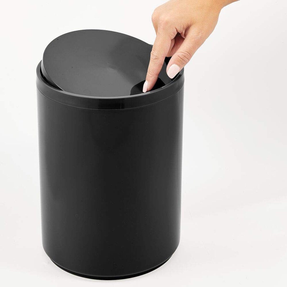 mDesign Afvalemmer met klapdeksel voor badkamer of keuken - ronde mand van kunststof - compacte en elegante badkamerafvalemmer - zwart