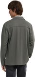 Achterkant van een mannelijk model in een olijfgroene, lange mouwen oversized shirt met twee horizontale naden op de rug.