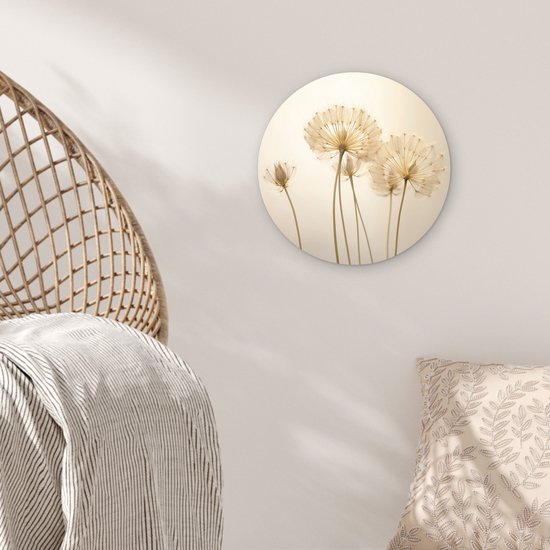 Wandcirkel met silhouetten van uitgebloeide paardenbloemen met zaden op een lichte achtergrond.