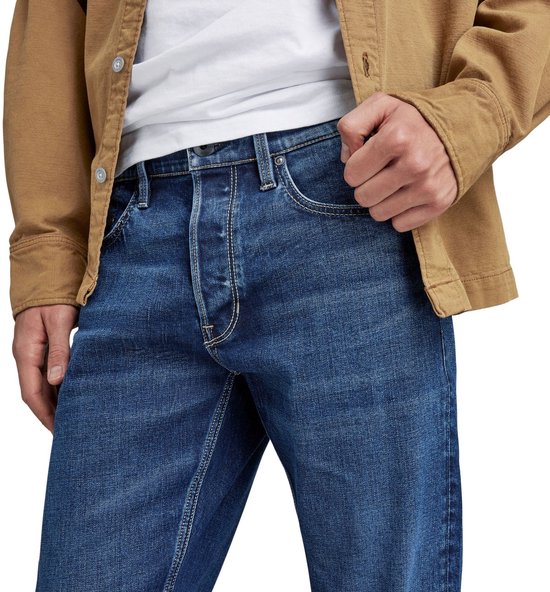 Detail van de gulp en zakken van de Mosa Straight Jeans in faded atlantic ocean denim.