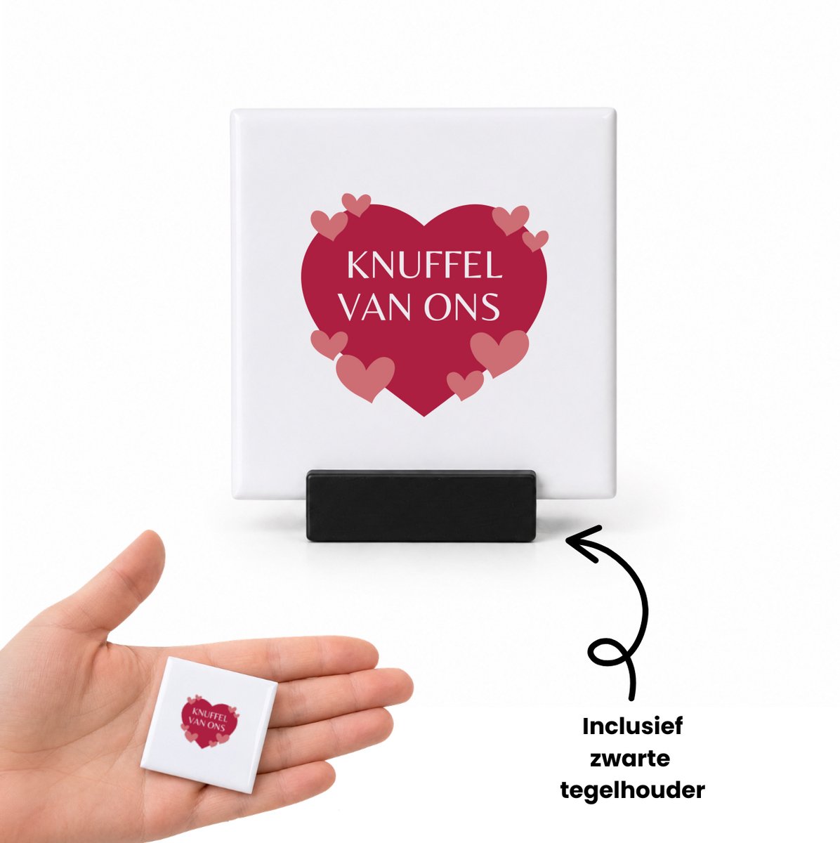 Hacebo Knuffel van ons tegeltje met tegelhouder - Liefde - iemand die liefde nodig heeft - tegeltjes met tekst - verjaardagscadeau - kado - gift - geschenk - spreuktegels - 4.8x4.8 CM Wit
