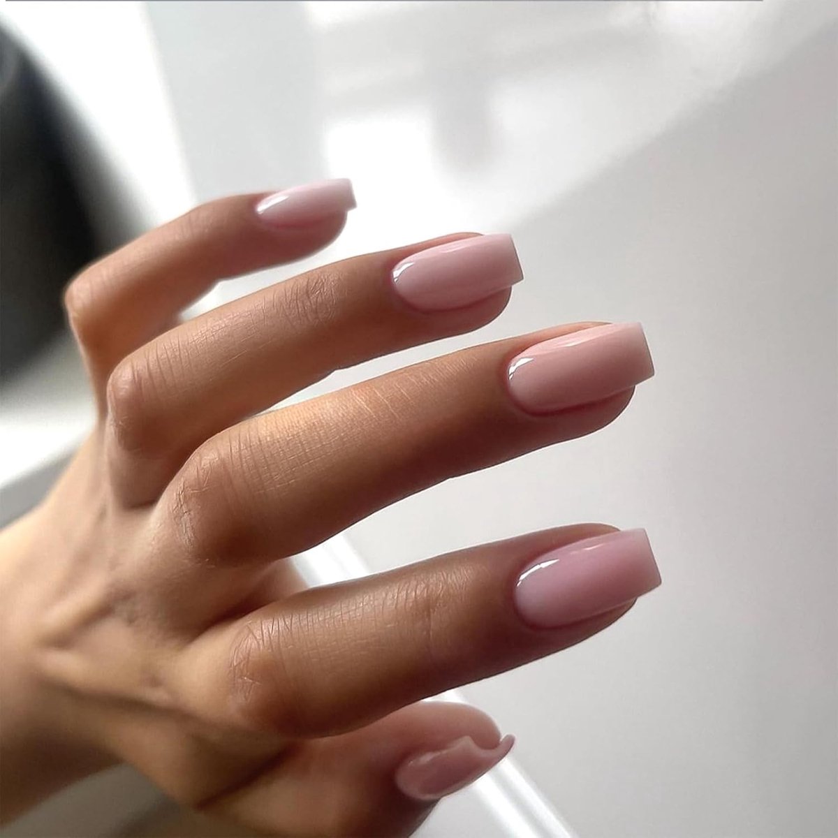 SnelShoppen - 24 Stuks Kunstnagels voor Vrouwen en Meisjes - Medium Vierkante Shiny Korte Valse Nagels - Duurzaam en Milieuvriendelijk - Inclusief Nag