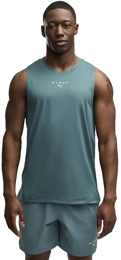 Man in blauwgrijs mouwloos T-shirt van Puma met logo op de borst en tekst onderaan.