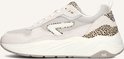 Zij-aanzicht van een lichtbeige HUB sneaker met luipaardprint en een witte pijl.