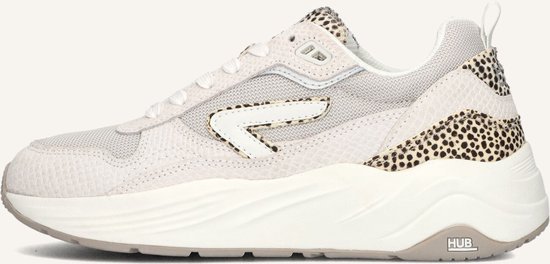 Zij-aanzicht van een lichtbeige HUB sneaker met luipaardprint en een witte pijl.