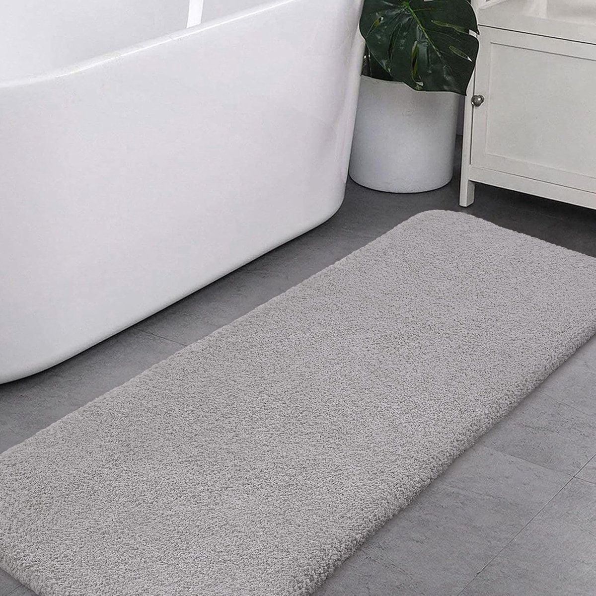 Badmat - Extra Dikke & Superzachte Badkamer Vloerkleed - Antislip en Hoogabsorberend - Machinaal Wasbaar - 50 x 122 cm (Lichtgrijs)