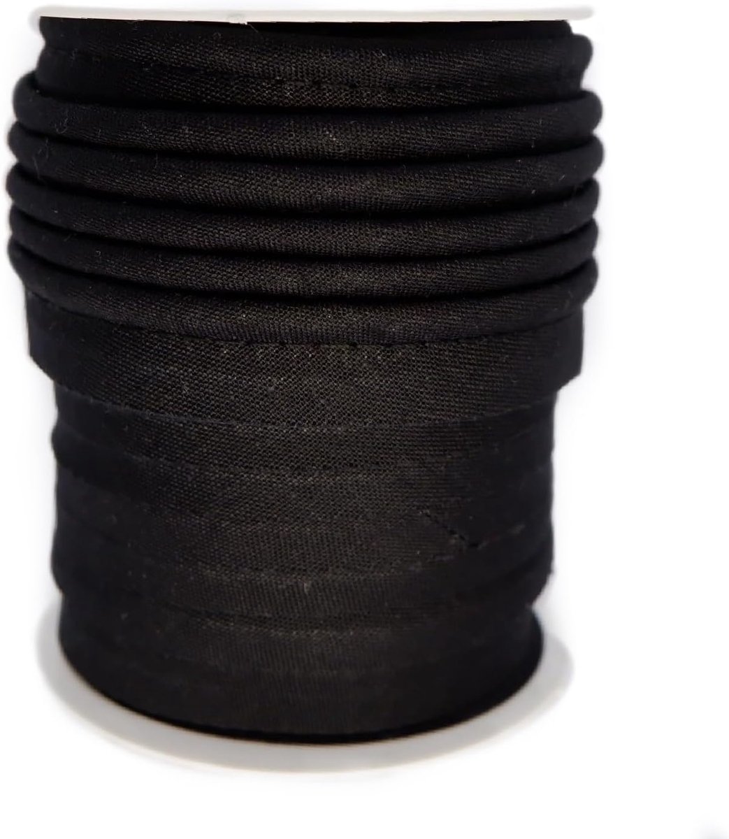 = Randkant Voor Naai-, Decoratie- en Knutselprojecten. Samenstelling 50% Katoen en 50% Polyester. Totale Breedte van 15 mm, Koord van 5 mm en Flap van 10 mm. 10 Meter Haspel - (Zwart)