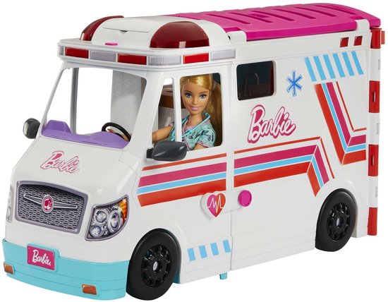 Barbie ambulance met roze dak en strepen in roze, blauw en oranje. Barbie zit aan het stuur.