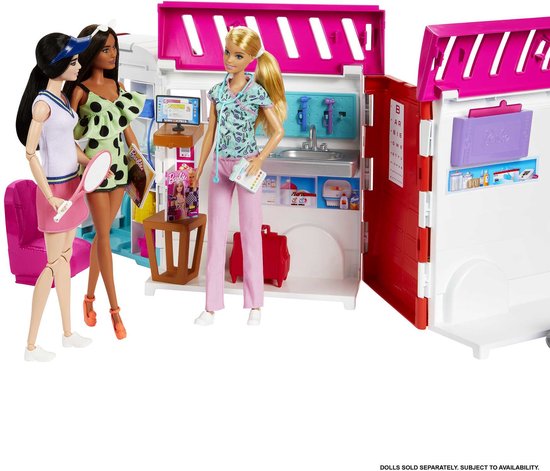 Barbie poppen bij een dokterspraktijk interieur met gootsteen, onderzoekstafel en benodigdheden.