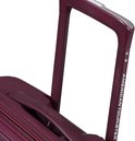 Uitschuifbare handgreep van een bordeauxrode American Tourister koffer met "AMERICAN TOURISTER" logo.