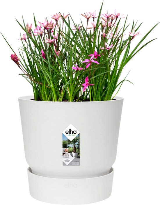 Witte bloempot met roze bloemen en groen blad, met Elho logo.