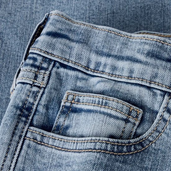 Detail van de broekzak van een lichtblauwe jeans.