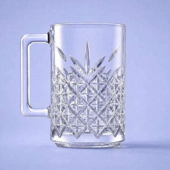 Transparante bierpul met handvat en gedetailleerd facetgeslepen patroon.