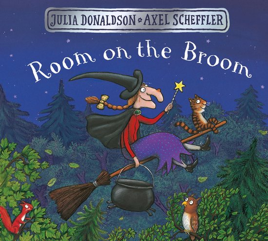 Een heks op een bezemsteel vliegt 's nachts door het bos, met een kat en een toverstaf. Boek 'Room on the Broom'.
