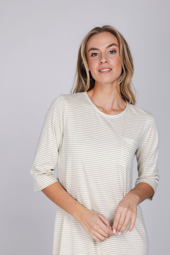 Close-up van een model met blond haar, in een mintgroen gestreept nachthemd met driekwart mouwen.