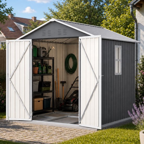 Grijze metalen tuinschuur met dubbele deuren open, gevuld met tuingereedschap, grasmaaier en rekken, met ventilatie en lichtinval.