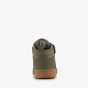Achterkant van groene Skechers mid-top sneakers met bruine zool en klittenband.