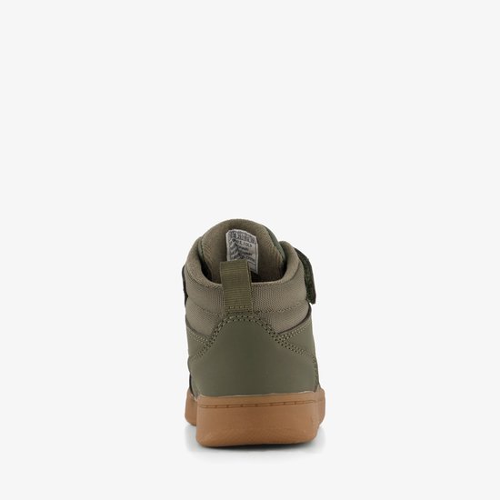 Achterkant van groene Skechers mid-top sneakers met bruine zool en klittenband.