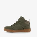 Zijaanzicht van groene Skechers mid-top sneakers met bruine zool, veters en klittenbandsluiting.