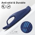 Detailopname van een marineblauwe OLANLY teenslipper met anti-slip zool.