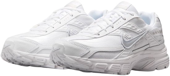 Une paire de baskets Nike Initiator blanches pour femmes, vue de côté.