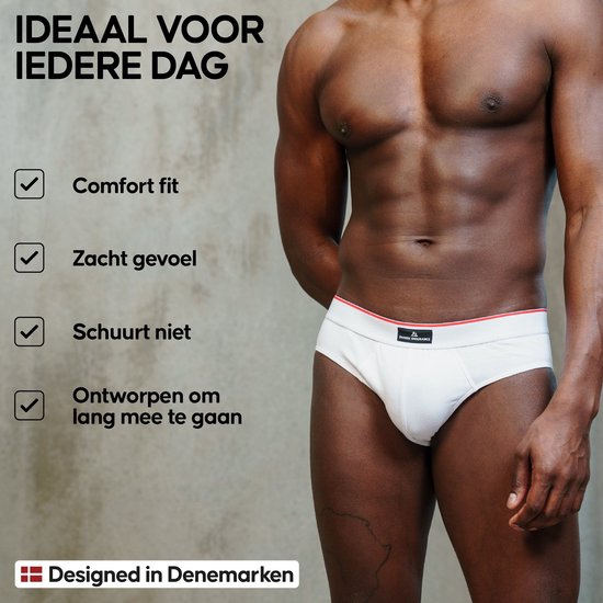 Model met donkere huid die een witte slip draagt met rode bies. Links staan de voordelen: Comfort fit, Zacht gevoel, Schuurt niet, Ontworpen om lang mee te gaan. Onderaan staat 'Designed in Denemarken'.