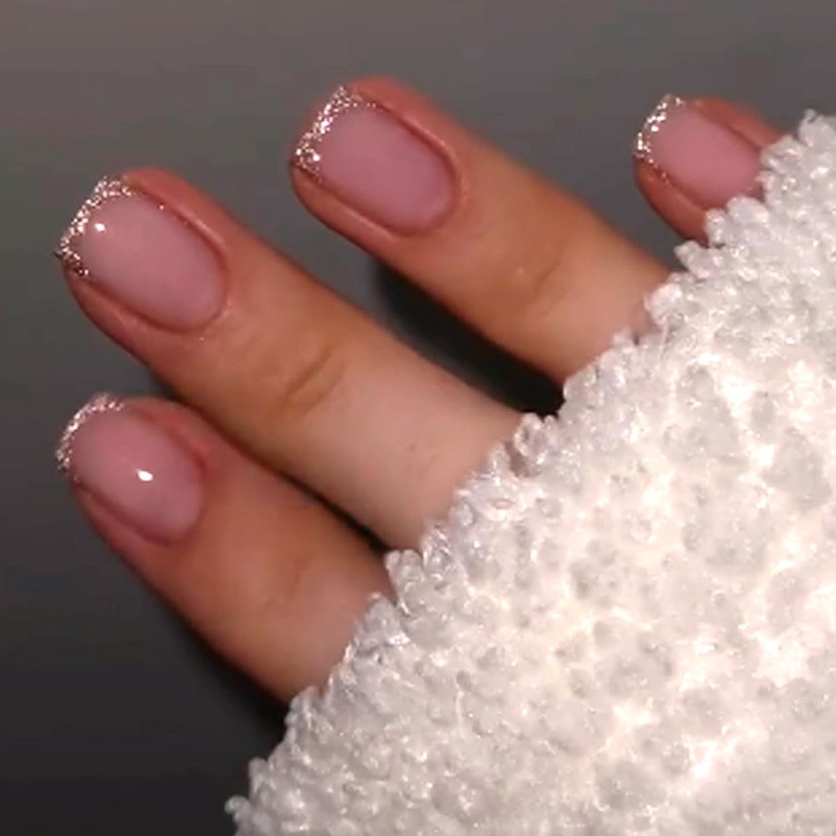 24 stuks press-on nagels, kort, vierkant, nude roze nagels om op te plakken, zilveren glitter vingernagels om op te plakken, gel, full cover, acryl, French nepnagels voor vrouwen en meisjes