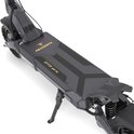 Bovenaanzicht van de grijze Ausom DT2 Pro elektrische scooter, met de brede, gestreepte voetplank en achtervering.