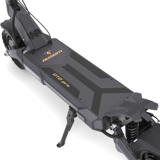 Bovenaanzicht van de grijze Ausom DT2 Pro elektrische scooter, met de brede, gestreepte voetplank en achtervering.