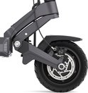 Voorwiel van de grijze Ausom DT2 Pro elektrische scooter met robuuste banden en hydraulische rem.