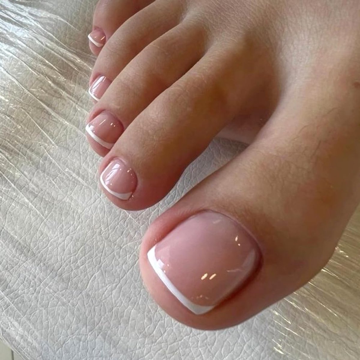 24 stuks kunstvingernagels korte voeten, vierkante witte French White Tips Nude Sheer Base Design zomer INS Fake Feet Toe Nails Full Cover Foot Press on nagels, kunstmatige teennagels
