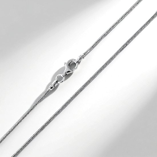 Zilverkleurige, fijne slangenketting met een glanzende afwerking en karabijnsluiting.