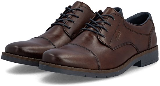 Paar bruine leren Rieker veterschoenen met cap-toe en donkerblauwe veters.