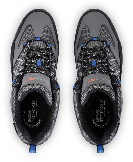Bovenkant van grijze wandelschoenen met veters en blauwe lusjes. Regatta & Isolerende tekst.