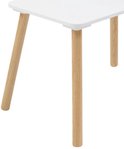 Detail van de hoek van een witte kindertafel met vier schuine naturel houten poten.