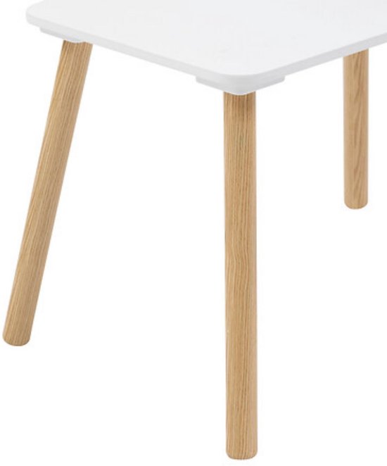 Detail van de hoek van een witte kindertafel met vier schuine naturel houten poten.