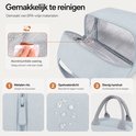Lichtblauwe lunchtas met aluminiumfolie voering en details van de rits en het handvat.