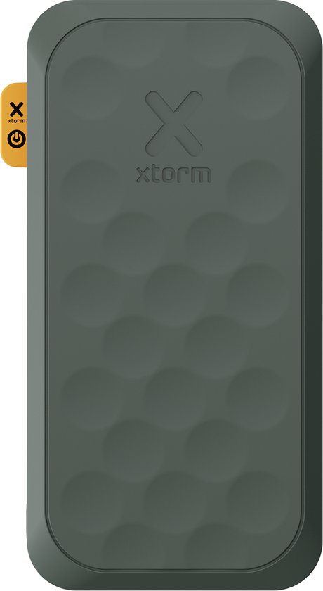 Donkergroene Xtorm Fuel Series 20000 mAh powerbank met gebogen patroon en 'xtorm' logo. Gele aan/uit-knop met 'X' erop.