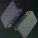 Twee Xtorm powerbanks, één donkergrijs en één groen, met een honingraatpatroon en digitaal display.