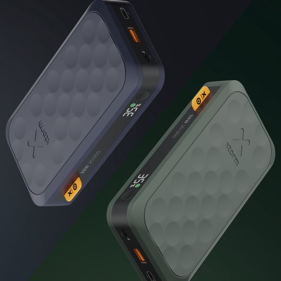 Twee Xtorm powerbanks, één donkergrijs en één groen, met een honingraatpatroon en digitaal display.